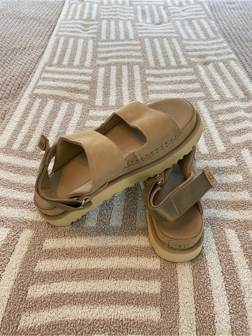 UGG Goldenstar Platform Sandals size 9 (Sand)